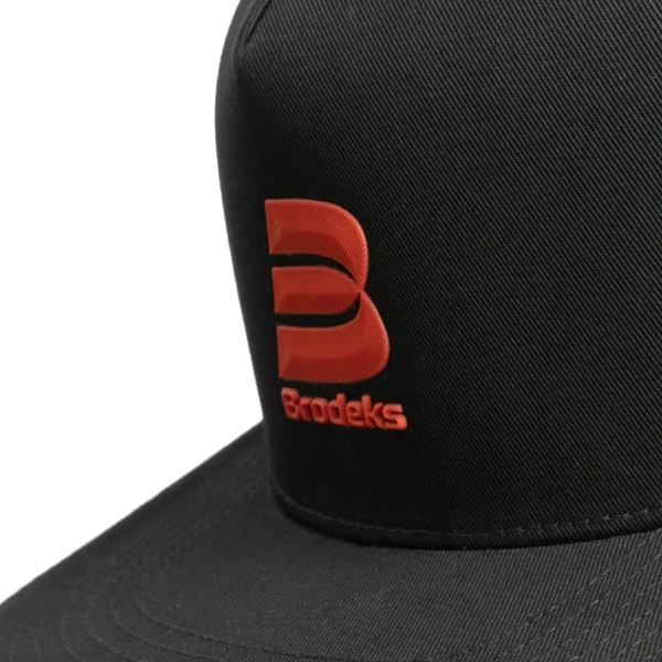 Бейсболка BRODEKS KM131 (красный/черный)
